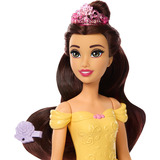Mattel Disney Prinzessin Baden und Bürsten Belle-Modepuppe mit Hündchen mit Farbwechseleffekt und Zubehör