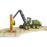 bruder 02135 John Deere 1270G Harvester, Modellfahrzeug grün/schwarz, Inkl. Baumstamm