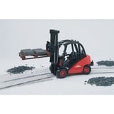 bruder 02511 Linde Gabelstapler H30D, Modellfahrzeug schwarz/rot, mit Anhängerkupplung und 2 Paletten
