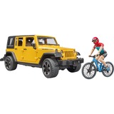 bruder 02543 Jeep Wrangler Rubicon Unlimited, Modellfahrzeug gelb/schwarz, Inkl. Mountainbike und Radfahrer