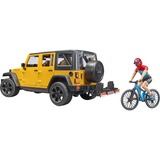 bruder 02543 Jeep Wrangler Rubicon Unlimited, Modellfahrzeug gelb/schwarz, Inkl. Mountainbike und Radfahrer