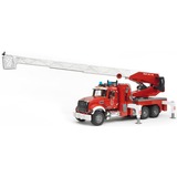 bruder 02821 MACK Granite Feuerwehrleiterwagen, Modellfahrzeug rot/weiß, mit Pumpe