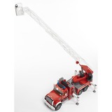bruder 02821 MACK Granite Feuerwehrleiterwagen, Modellfahrzeug rot/weiß, mit Pumpe