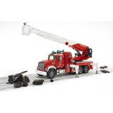 bruder 02821 MACK Granite Feuerwehrleiterwagen, Modellfahrzeug rot/weiß, mit Pumpe