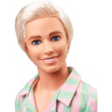 Mattel Barbie Signature The Movie - Ken Puppe mit gestreiftem Strand-Outfit in Pastellrosa und Grün, Spielfigur 