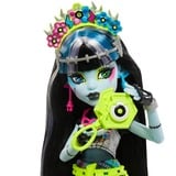 Mattel Monster High Monsterfest Frankie Stein, Puppe mit Bandposter und Zubehör