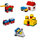 LEGO 11021 Classic 90 Jahre Spielspaß, Konstruktionsspielzeug Bausteine-Box mit 15 Mini-Modellen, inkl. Zug und Schloss