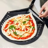 Gozney Balance Pizzaschieber M, 12", perforiert, Grillbesteck schwarz, für Pizzen bis ca. Ø 30cm