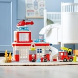 LEGO 10970 DUPLO Feuerwehrwache mit Hubschrauber, Konstruktionsspielzeug Feuerwehr-Spielzeug für Kleinkinder ab 2 Jahre mit Feuerwehrauto