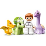 LEGO 10938 DUPLO Jurassic World Dinosaurier Kindergarten, Konstruktionsspielzeug mit Baby Dino-Figuren und Triceratops, Spielzeug für Kleinkinder ab 2 Jahre