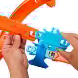 Hot Wheels Track Creator Beschleuniger-Sprung-Schnellstrecke-Set , Rennbahn mit Spielzeugauto und motorisiertem Beschleuniger