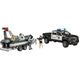 bruder RAM 2500 Polizei Pickup, L+S Modul, Anhänger mit Boot, Modellfahrzeug schwarz/weiß, Inkl. 2 Figuren