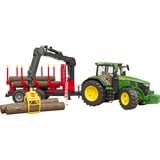 bruder 03154 John Deere 7R 350 m Rückeanhänger, Modellfahrzeug grün/rot, Inkl. 4 Baumstämmen