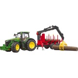 bruder 03154 John Deere 7R 350 m Rückeanhänger, Modellfahrzeug grün/rot, Inkl. 4 Baumstämmen