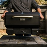 Masterbuilt Tragbarer Holzkohlegrill und Smoker schwarz, mit Scherenwagen