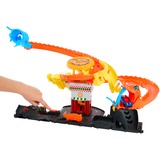 Hot Wheels City Pizza-Kobra-Angriff-Spielset mit Spielzeugauto im Maßstab 1:64, Rennbahn inkl. 1 Spielzeugauto