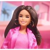 Mattel Barbie Signature The Movie - America Ferrera als Gloria Puppe zum Film im dreiteiligen Hosenanzug in Pink, Spielfigur 