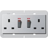 Gira Doppelsteckdose British Standard 13 Ampere geschaltet mit Kontrolllicht und Shutter mit Schraubklemmen aluminium, Retail