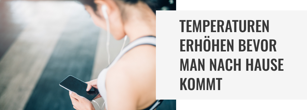 Schwarzhaarige junge Frau mit Pferdeschwanz die etwas an ihrems Smartphone einstellt. Schwarzhaarige junge Frau mit Pferdeschwanz die etwas an ihrems Smartphone einstellt.