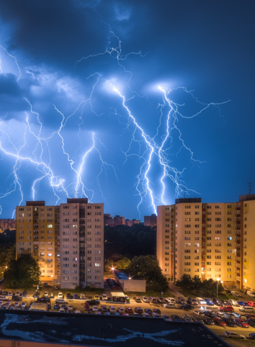 Hochhausfront bei Nacht mit Blitzspektakel am Himmel Hochhausfront bei Nacht mit Blitzspektakel am Himmel