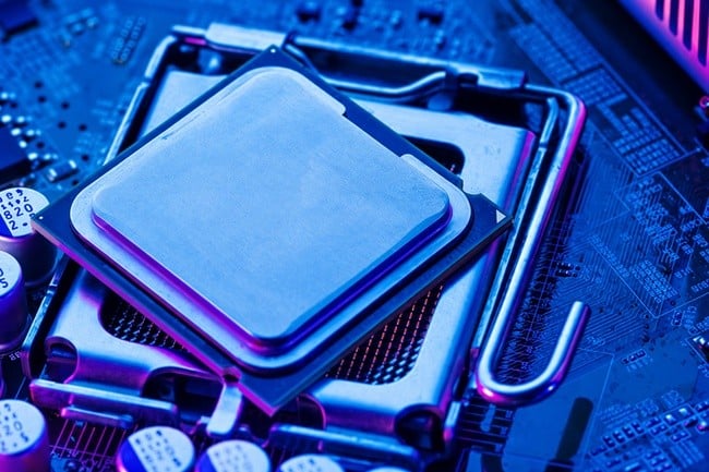 Prozessor und Mainboard als Hardware-Komponenten eines leistungsstarken KI-PCs