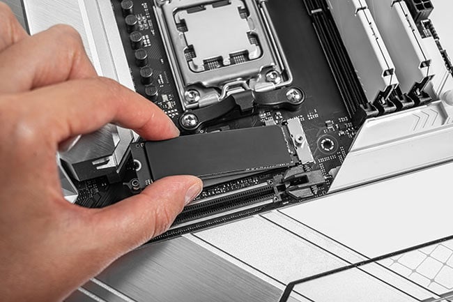 Einbau einer M.2-NVMe-SSD in den M.2-Steckplatz eines Mainboards